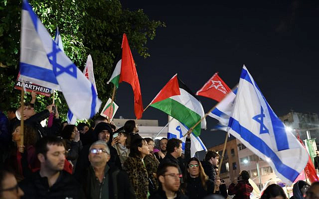 Israeli protesters rally against the Government's plan to overhaul the judiciary in Tel Aviv, January 14, 2023. (Gili Yaari /Flash90)