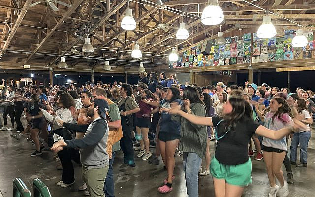 Returning camp staff from 60+ overnight camps singing Mah Rabu at Foundation for Jewish Camp's 21st annual Cornerstone Fellowship Seminar. (used with permission)