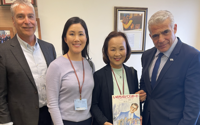 Presenting my book on Raoul Wallenberg to Mr. Yair Lapid. (Photo credit: Kinue Tokudome)