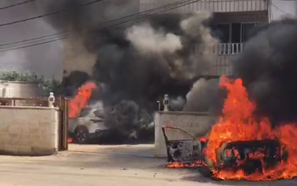 Palestinian homes and cars are seen on fire following a settler attack in the West Bank town of Turmus Ayya, June 21, 2023. (Screenshot: Twitter, used in accordance with Clause 27a of the Copyright Law)