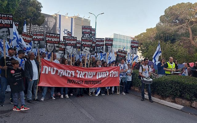 Israel's most urgent environmental nuisance? Bereaved families demonstrating for democracy in Haifa. 22 April 2023. (Photo by the author).
