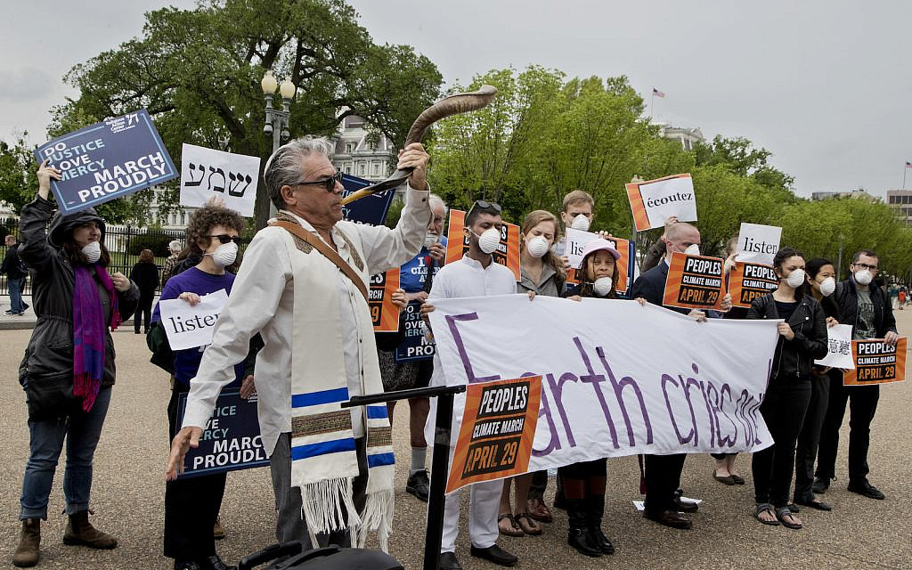 Rabbi Warren Stone blows the shofar, during a gathering of religious leaders to protest on climate outside the White House in Washington, Wednesday, April 19, 2017 (AP Photo/Manuel Balce Ceneta)