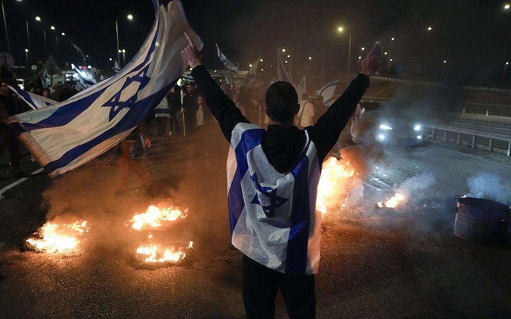 Anti-government protestors burn tires near Beit Yanai, Israel, March 27, 2023.(AP Photo/Ariel Schalit)