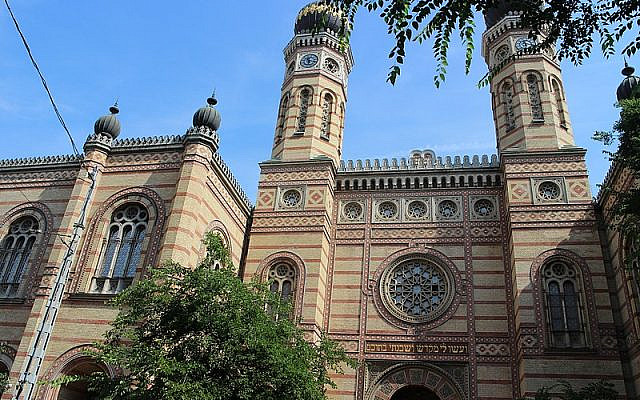 The Dohany Street Synagogue: the largest synagogue in Europe with 3000 seats (Source: Suicasmo, WikiCommons)