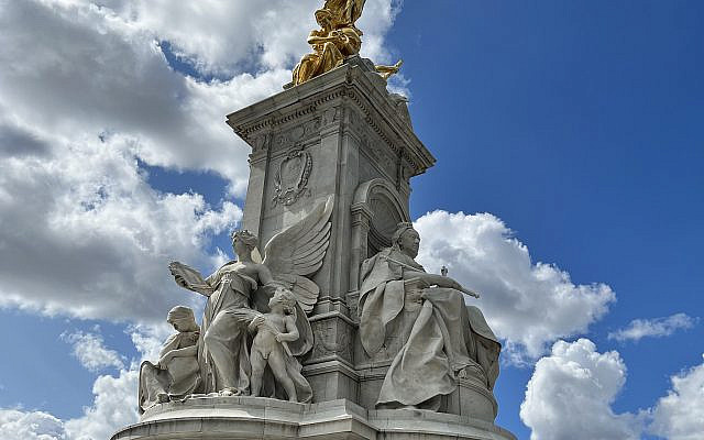 Queen Victoria Memorial, in front of Buckingham Palace (writer).
