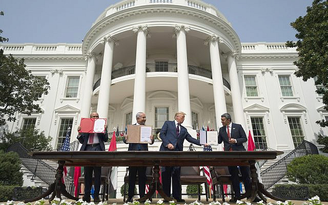 (L-R)Bahrain Foreign Minister Abdullatif al-Zayani, Israeli Prime Minister Benjamin Netanyahu, US President Donald Trump, and UAE Foreign Minister Abdullah bin Zayed Al-Nahyan hold up documents after participating in the signing of the Abraham Accords where the countries of Bahrain and the United Arab Emirates recognize Israel, at the White House in Washington, DC, September 15, 2020. (SAUL LOEB / AFP / File)