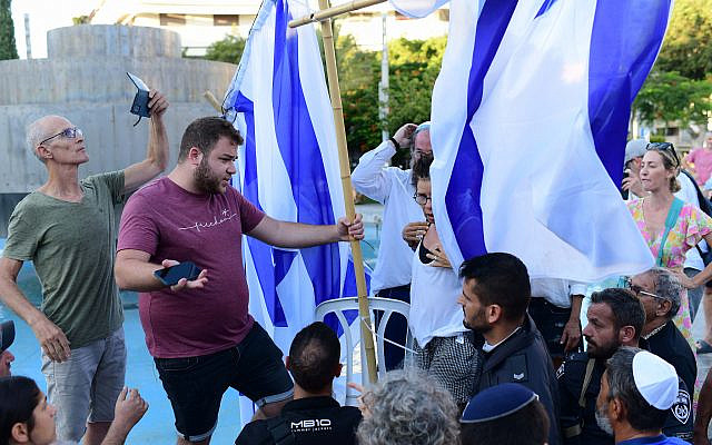 The orthodox Jewish group Rosh Yehudi sets up a gender divider, amidst protests, during a public prayer on Dizengoff Square for Yom Kippur. September 24, 2023. (Tomer Neuberg/Flash 90)