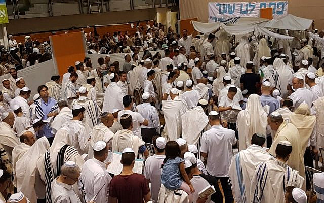 Secular and religious Israelis at the conclusion of Yom Kippur services in the community center in Kiryat Ono, near Tel Aviv. (Courtesy of Tzohar)