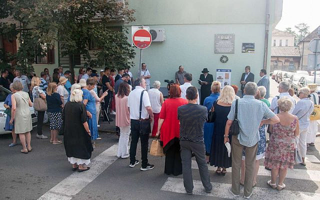 A crowd gathers as the Zemun Jewish community unveils a plaque commemorating WWII era Holocaust victims from the Serbian municipality. (Credit: Jugoslav Rakita)