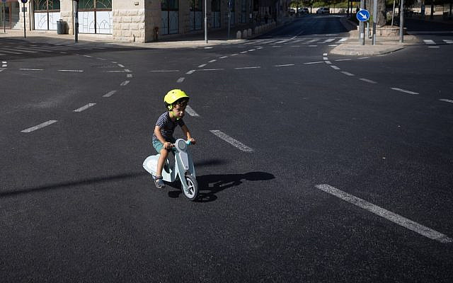 Illustrative. One of the kids riding down he middle of the road without a care in the world, on Yom Kippur, the Day of Atonement, October 4, 2022. (Yonatan Sindel/ Flash90)