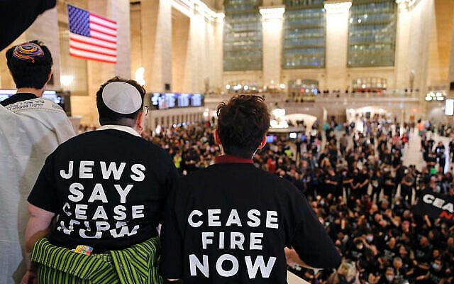 Protest organized by Jewish Voices for Peace and If Not Now at Grand Central Station, New York, October 27, 2023 (Kena Betancur/AFP)