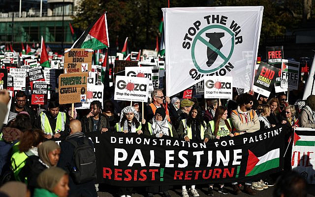 Pro-Palestinian, anti-Israel protesters gather with placards and flags, including a banner urging "Resist! Return!, at a 'National March For Palestine' in central London on November 11, 2023 (HENRY NICHOLLS / AFP)