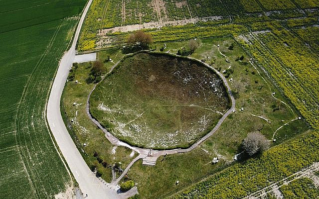 Photo of the “Lochnagar Crater” taken by drone. The Lochnagar mine south of the village of La Boisselle in the Somme département was an underground explosive charge, secretly planted by the British during the First World War, to be ready for 1 July 1916, the first day of the Battle of the Somme. (Wikimedia Commons / Erwann Nvx / CC BY-SA 4.0)