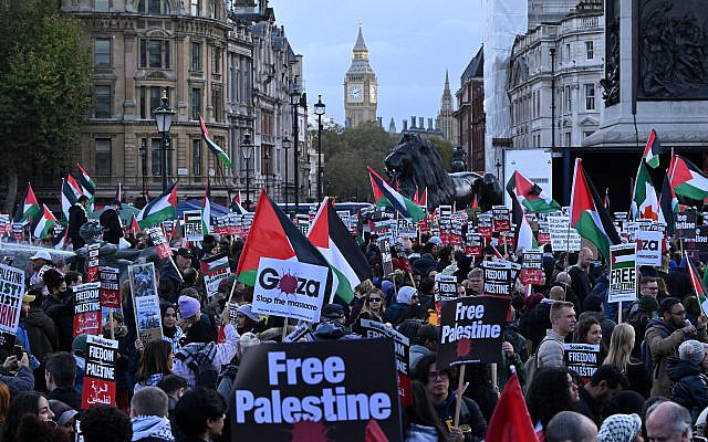 Protesters gather with placards and Palestinian flags during the "London Rally For Palestine" in Trafalgar Square, central London on November 4, 2023. (JUSTIN TALLIS / AFP)