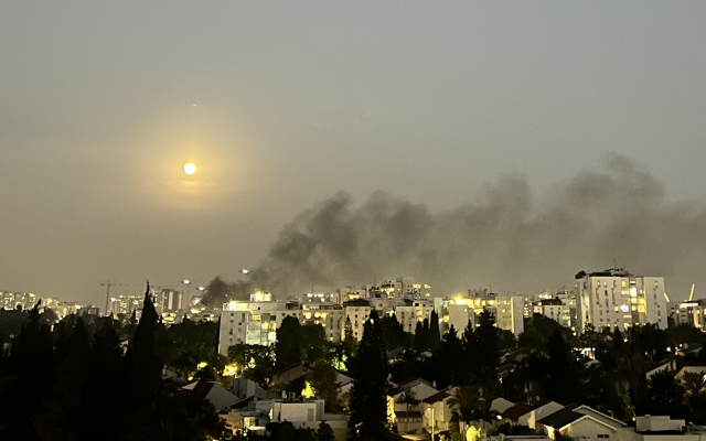 Aftermath of Hamas rocket attack in Ramat Gan on October 28, 2023. Smoke rises over Ramat Gan as a result of a fire initiated by a rocket from Gaza. (Photo credits: Meital Zhitnitsky)