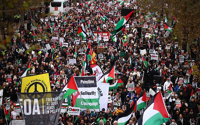 Pro-Palestinian, anti-Israel activists march in central London on December 9, 2023. (HENRY NICHOLLS / AFP)