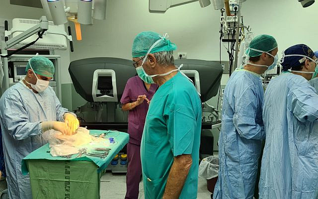 Prof. Eitan Mor of Sheba Medical Center inspects a kidney from an Israeli woman, just before it was transported to the United Arab Emirates for transplantation to a patient there. (courtesy of Sheba Medical Center)