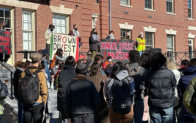 Brown University students are assembling on the Main Green at noon daily to rally in support of BDS and the 19 hunger strikers. Photo by Jennifer Lowe.