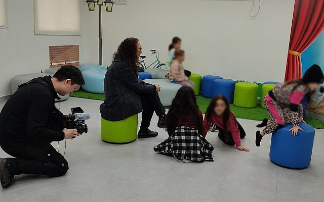 Filming a class in the Wahat al-Salam - Neve Shalom primary school Language Center. Own work.