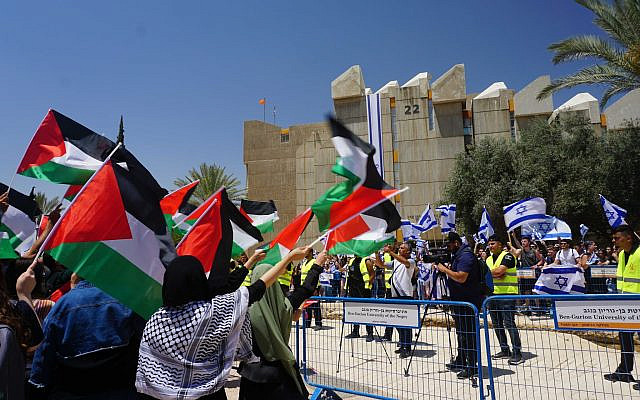 Students stage pro-Palestinian and pro-Israel protests at Ben-Gurion University in Beersheba on May 23, 2022. (Emanuel Fabian/Times of Israel)