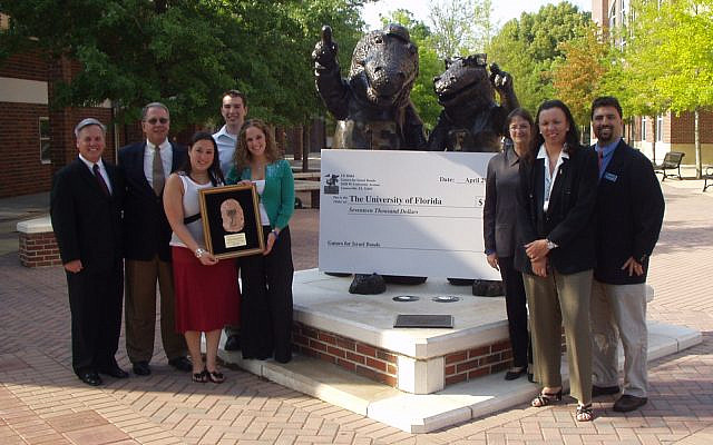 Picture of UF students donating an Israel Bonds investment to the University of Florida in 2004.