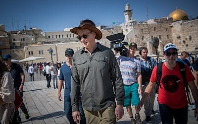 American television host, comedian and producer Conan O’Brien visits the Western Wall in the Old City of Jerusalem, August 28, 2017. (Yonatan Sindel/Flash90)