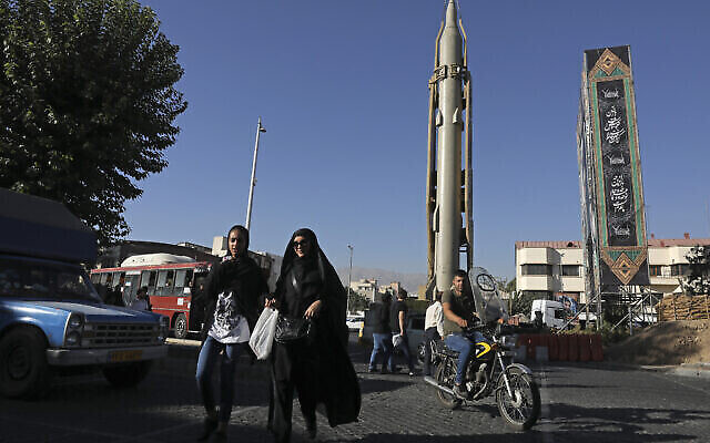 تصویر: یک موشک زمین به زمین شهاب ۳ در رزمایش ارتش ایران و سپاه پاسداران انقلاب اسلامی در مرکز شهر تهران، ایران، ۲۵ سپتامبر ۲۰۱۹. (AP/Vahid Salemi)