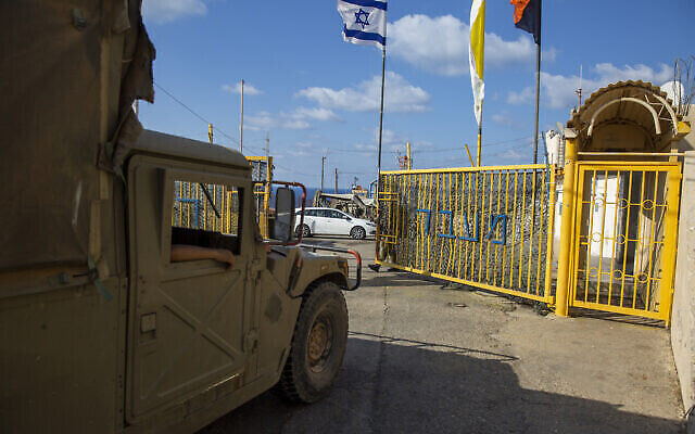 تصویر: سرباز اسرائیلی حین گشودن دروازه گذرگاه مرزی «روش هنیکرا» میان اسرائیل و لبنان در شمال اسرائیل، ۱۴ اکتبر ۲۰۲۰. (Ariel Schalit/AP)
