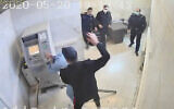 تصویر: در عکسی بی تاریخ از ویدئویی که یک گروه هکر بنام «عدالت برای علی» در اختیار اسوشیتد پرس گذاشتند، یکی از مأموران زندان در حال ضرب و شتم یک زندانی در اوین، واقع در تهران، ایران است.
(The Justice of Ali via AP)