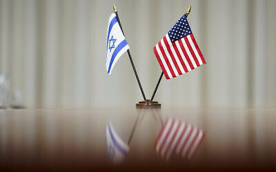 تصویر: پرچم اسرائيل و آمریکا روی میزی در جلسهٔ میان «لوید آستن» وزیر دفاع ایالات متحده و «نفتالی بنت» نخست وزیر اسرائيل در پنتاگون، واشنگتن، چهارشنبه، ۲۵ اوت ۲۰۲۱. (AP Photo/Andrew Harnik)