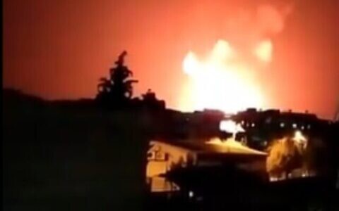 تصویر تزئینی: انفجار در شهر سلامیهٔ سوریه در ۲۴ ژوئن پس از حملهٔ هوایی. (video screenshot)