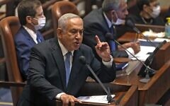 بنیامین نتانیاهو رهبر اپوزیسیون و نخست وزیر پیشین حین سخنرانی در گشایش دورهٔ زمستانی کنست در اورشلیم، ۴ اکتبر ۲۰۲۱. (Menahem KAHANA / AFP)