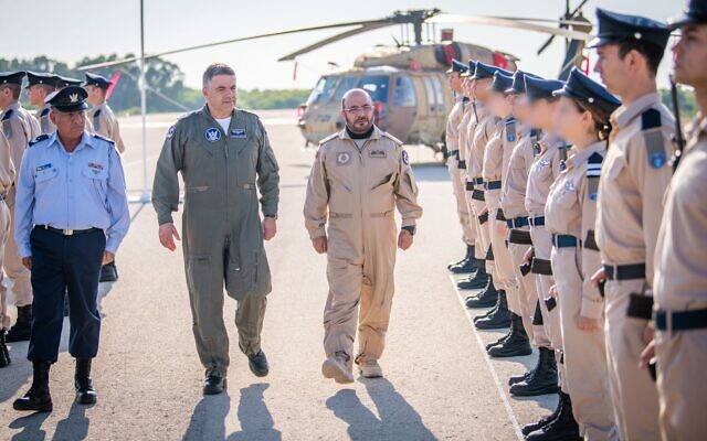 «ابراهیم ناصر محمد العلوی» فرمانده نیروی هوایی امارات، پس از فرود هواپیمای خود در اسرائیل، با «آمیکام نورکین» فرمانده نیروی هوایی اسرائیل؛ علوی برای مشاهدهٔ تمرینات «پرچم آبی» نیروی هوایی به اسرائیل آمده است؛ ۲۵ اکتبر ۲۰۲۱. (Israel Defense Forces)