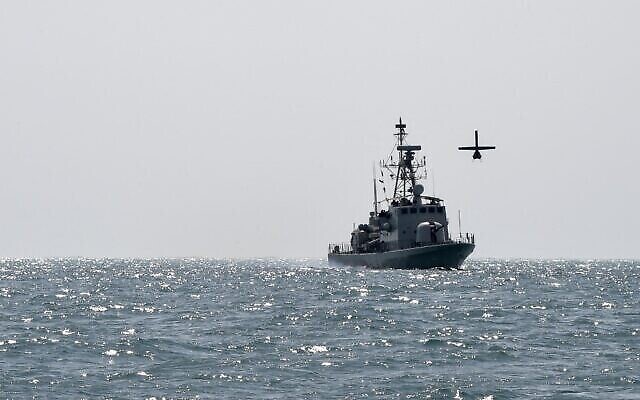 تصویر تزئینی: یک پهباد مارتین نیروی دریایی ایالات متحده بر فراز آبهای خلیج فارس در پرواز است، و همزمان نیروی دریایی سلطنتی بحرین RBNF  عبدالرحمان الفاضل در تمرینات مشترک ناوگان لشکر پنجم ایالات متحده و نیروهای بحرین، ۲۶ اکتبر ۲۰۲۱. (Mazen Mahdi/AFP)