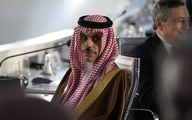 تصویر: «شاهزاده فیصل بن فرحان آل سعود» در میزگردی در نشست جی۲۰ در تالار کنفرانس «La Nuvla»، رم، ایتالیا، ۳۰ اکتبر ۲۰۲۱. (AP Photo/ Andrew Medichini)