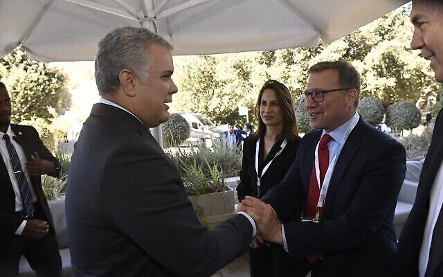 تصویر: ایوان دوگو، رئیس جمهوری کلمبیا، چپ، با «کریستین کانتور» سفیر اسرائیل در کلمبیا دست می دهد، اورشلیم، ۹ نوامبر ۲۰۲۱. (Jorge Novominski)
