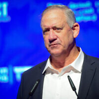 تصویر: بنی گانتز وزیر دفاع اسرائیل حین گفتگو در کنفرانس دموکراسی هآرتص در جفا، ۹ نوامبر ۲۰۲۱. 
(Avshalom Sassoni/Flash90)