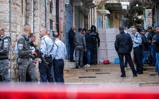 تصویر: افسران پلیس در محل تیراندازی در شهر قدیم اورشلیم، ۲۱ نوامبر ۲۰۲۱.
(Yonatan Sindel/Flash90)