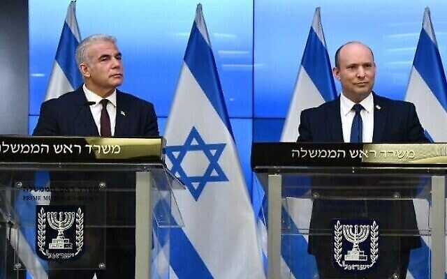 تصویر: نفتالی بنت نخست وزیر، راست، و یائیر لپید وزیر خارجهٔ اسرائیل حین سخن در کنفرانس مطبوعاتی در اورشلیم، ۶ نوامبر ۲۰۲۱. (Haim Zach/GPO)