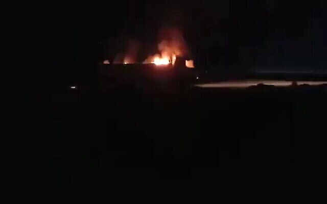 تصویر تزئینی: یک خودرو در پی حمله هوایی گزارش-شده در ناحیهٔ بوکمال سوریه، نزدیک مرز عراق، در آتش می سوزد؛ ۱۴ سپتامبر ۲۰۲۱. (Twitter/screenshot)