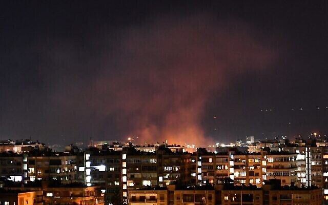 تصویر تزئینی: در پی حملهٔ هوایی جنوب دمشق، سوریه، که به اسرائيل منتسب شد، دود به آسمان برخاسته؛ ۲۰ ژوئیه ۲۰۲۰. (AFP)