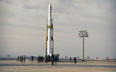 تصویر تزئینی: در این که در ۲۲ آوریل ۲۰۲۰ منتشر شد، راکت ایرانی حامل ماهواره آماده پرتاب از محلی نامعلوم است که گفته می شود ممکن است استان سمنان ایران باشد. (Sepahnews via AP)