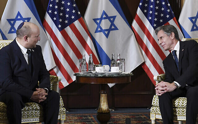 تصویر: آنتونی بلینکن وزیر خارجهٔ ایالات متحده، راست، در ملاقات با نفتالی بنت نخست وزیر اسرائیل در هتل ویلارد، واشنگتن، ۲۵ اوت ۲۰۲۱. (Olivier Douliery/Pool via AP)