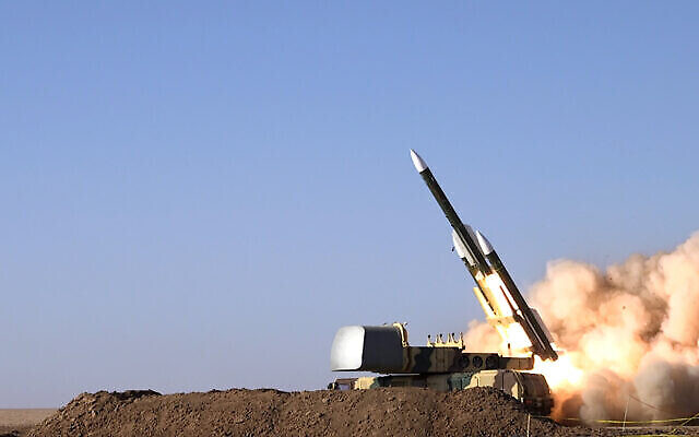 تصویر: عکسی که ارتش ایران در سه شنبه ۱۲ اکتبر ۲۰۲۱ منتشر کرد، موشکی را حین پرتاب در تمرینات نظامی در محلی نامعلوم در ایران نشان می دهد. (Iranian Army via AP)