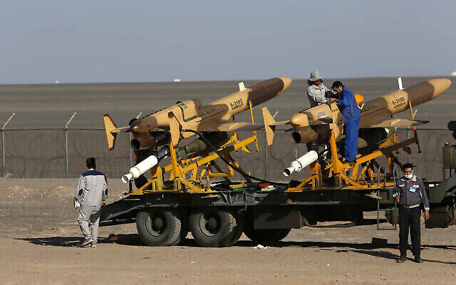تصویر: پرسنل نیروی هوایی رژیم ایران حین کار بر روی موشک های دفاعی در یک مانور، ایران، ۲۱ اکتبر ۲۰۲۱. 
(Iranian Army via AP)