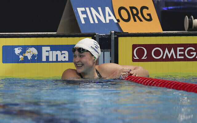 تصویر: آناستازیا گوربنگو از اسرائیل پس از ۵۰ متر کرال سینه در مسابقات قهرمانی جهان شنا در ابوظبی، امارات متحد عربی، رو به دوربین لبخند می زند؛ ۱۷ دسامبر ۲۰۲۱. (AP Photo/Kamran Jebreili)