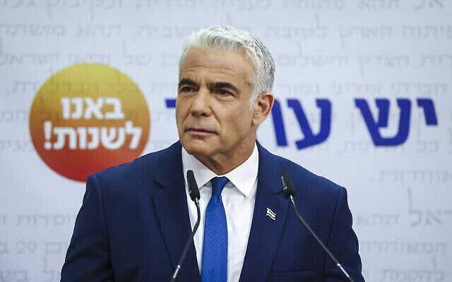 تصویر: یائیر لپید وزیر خارجه اسرائیل در جلسهٔ حزبی «یش عتید» در کنست، ۲۵ اکتبر ۲۰۲۱. 
(Yonatan Sindel/Flash90)