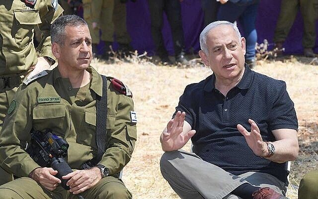 تصویر: بنیامین نتانیاهو و «آویو کوخاوی» رئیس ستاد نیروهای دفاعی اسرائیل در تمریناتی در شمال اسرائیل، ژوئن ۲۰۱۹. (Amos Ben Gershom/GPO)