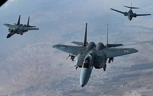 F15های اسرائیل بهمراه B-1B Lance ایالات متحده بر فراز اسرائیل، جزو برنامهٔ گشت میدانی بر فراز قلمرو تحت کنترل لشکر مرکز ایالات متحده، ۳۰ اکتبر ۲۰۲۱. (US Air Force/Senior Airman Jerreht Harris)