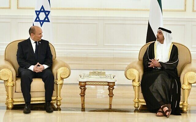 تصویر: نفتالی بنت نخست وزیر اسرائیل در ملاقات با عبدالله بن زاید وزیر خارجهٔ‌ امارات در ابوظبی، ۱۲ دسامبر ۲۰۲۱. (Haim Zach/GPO)